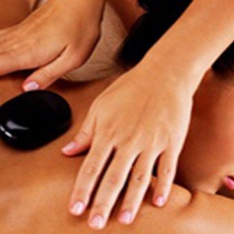 Rückenmassage mit warmem Kräuteröl